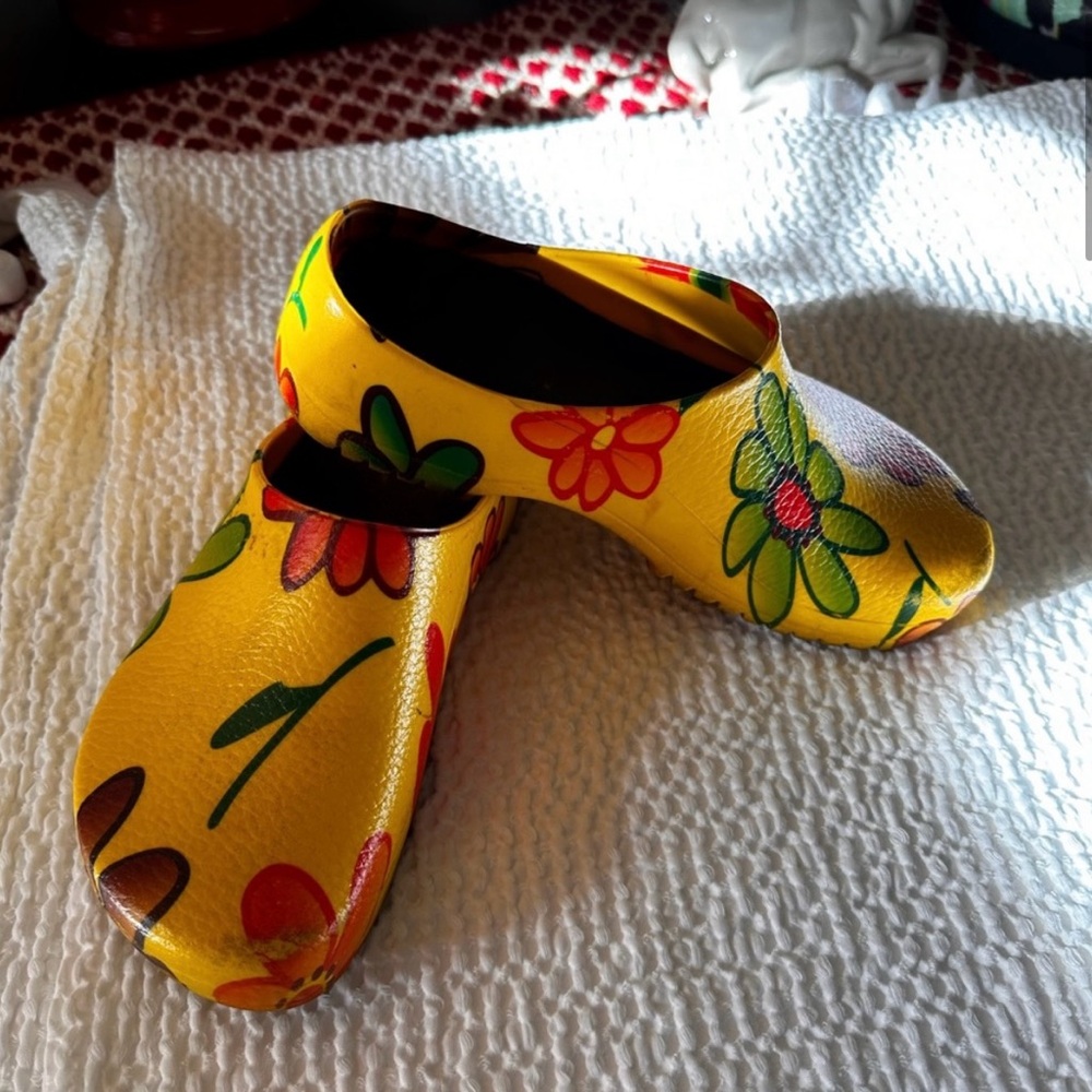Birkenstock slip on yellow floral Birkis size 38 / 7W / 5M, preloved clogs